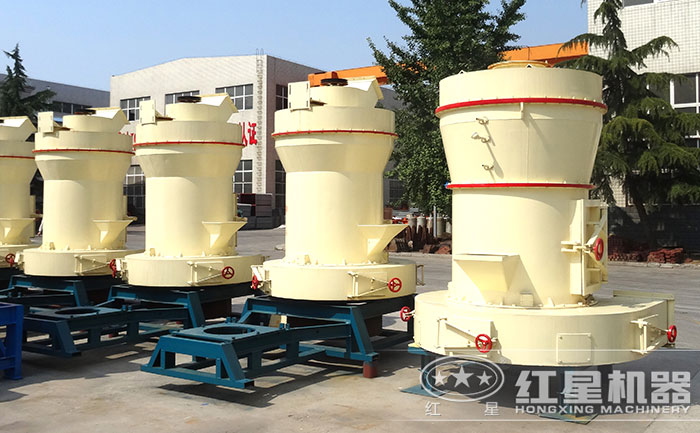 廠區擺放整齊的小型磨粉機 廠區擺放整齊的小型磨粉機