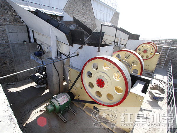 2000tph鄂式破碎機生產(chǎn)現(xiàn)場 2000tph鄂式破碎機生產(chǎn)現(xiàn)場