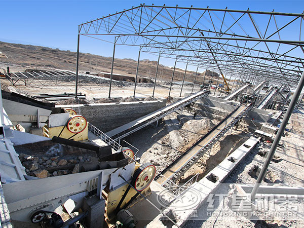 新型環(huán)保鄂式破碎機生產現(xiàn)場 新型環(huán)保鄂式破碎機生產現(xiàn)場