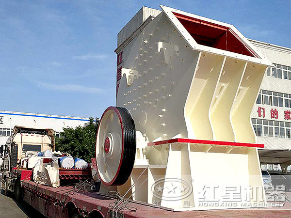 PCZ型石灰石重錘式破碎機發(fā)貨 PCZ型石灰石重錘式破碎機發(fā)貨