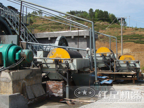 作業中的磁選機 作業中的磁選機