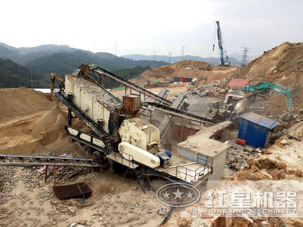 正在作業的振動篩移動破碎站 正在作業的振動篩移動破碎站