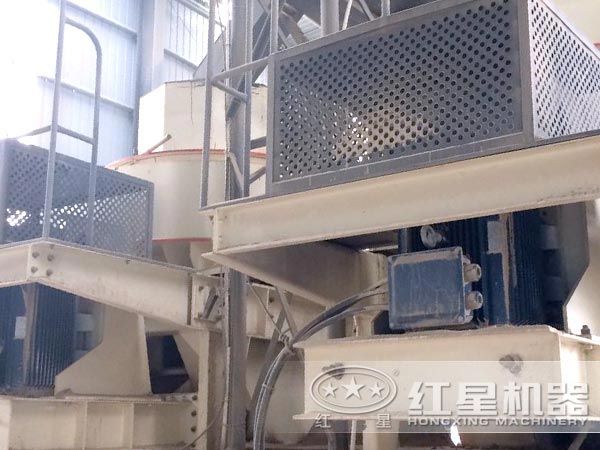 作業(yè)中的制砂機近景圖 作業(yè)中的制砂機近景圖