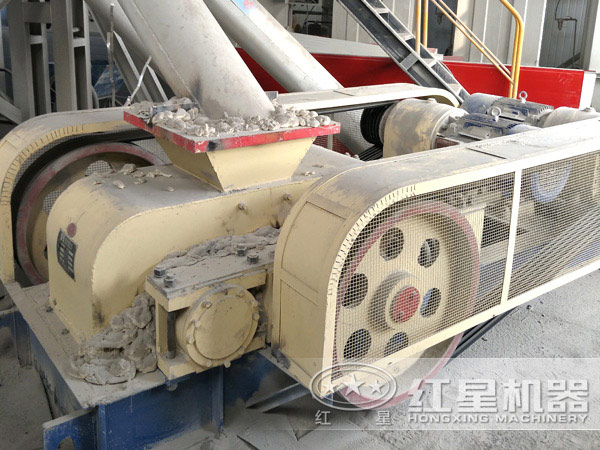 對輥式破碎機(jī)作業(yè)現(xiàn)場 對輥式破碎機(jī)作業(yè)現(xiàn)場