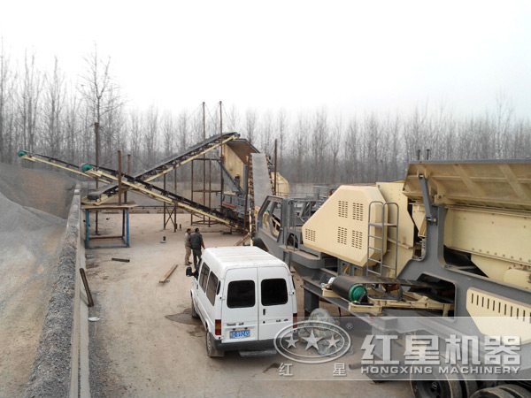 移動(dòng)制砂機(jī)作業(yè)現(xiàn)場 移動(dòng)制砂機(jī)作業(yè)現(xiàn)場