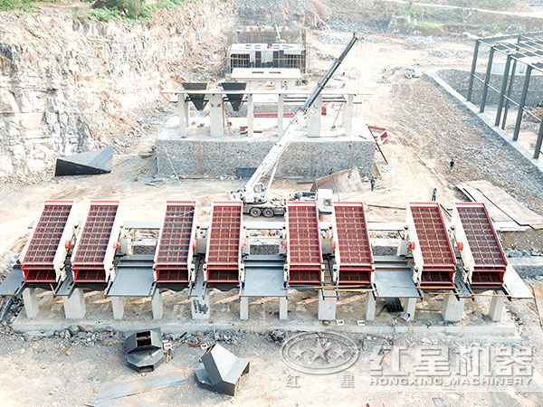 振動篩安裝、調(diào)試現(xiàn)場 振動篩安裝、調(diào)試現(xiàn)場