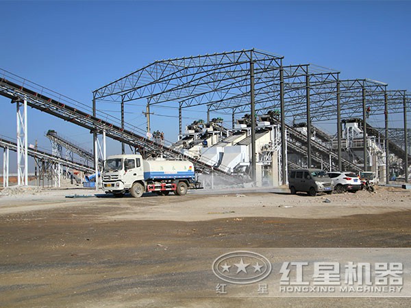 河北大型石料廠振動篩作業(yè)現(xiàn)場 河北大型石料廠振動篩作業(yè)現(xiàn)場