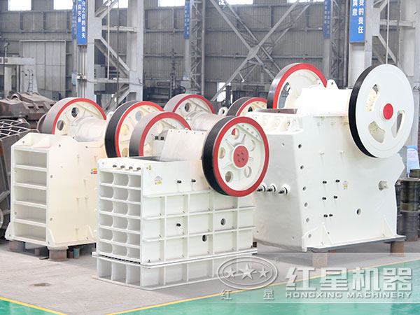 車間擺放的不同類型、型號(hào)的顎破 車間擺放的不同類型、型號(hào)的顎破