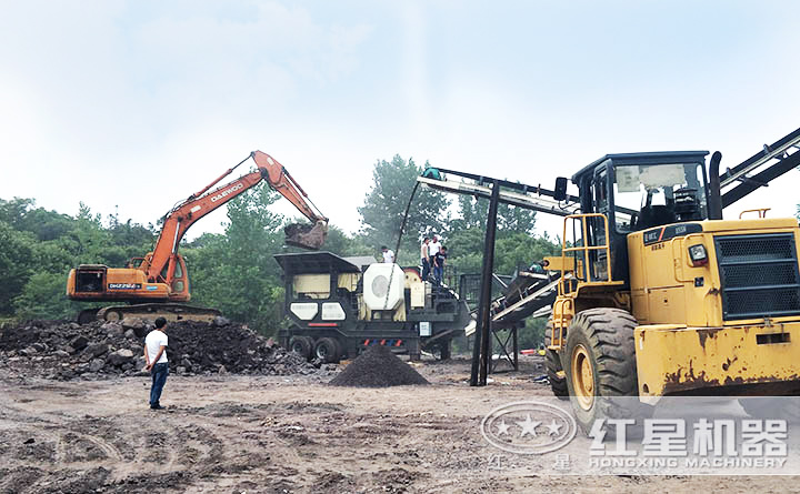 移動式煤矸石制砂機工作現(xiàn)場 移動式煤矸石制砂機工作現(xiàn)場