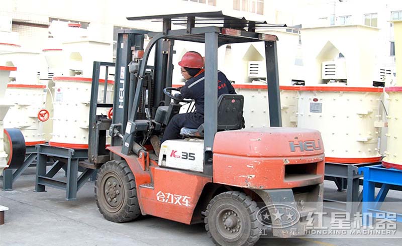 廠區擺放整齊的立式復合破碎機 廠區擺放整齊的立式復合破碎機