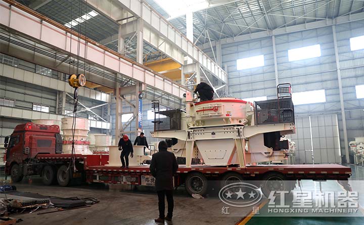 工人對要發(fā)貨的制砂機進行固定 工人對要發(fā)貨的制砂機進行固定