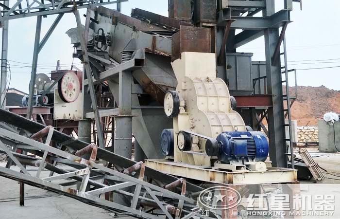 雙級式破碎機碎石現(xiàn)場 雙級式破碎機碎石現(xiàn)場