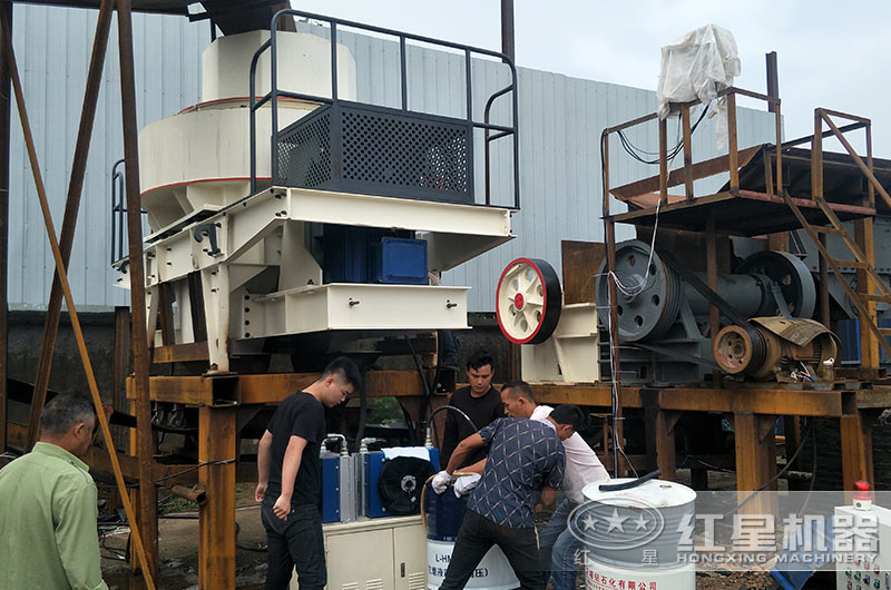 制砂設(shè)備安裝、調(diào)試現(xiàn)場(chǎng) 制砂設(shè)備安裝、調(diào)試現(xiàn)場(chǎng)