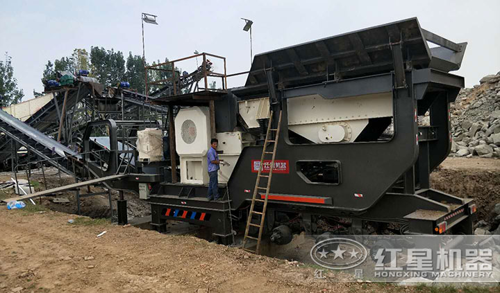 安裝就緒，即將投入生產的移動碎石機