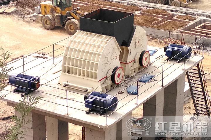 錘式破碎機(jī)現(xiàn)場(chǎng) 錘式破碎機(jī)現(xiàn)場(chǎng)