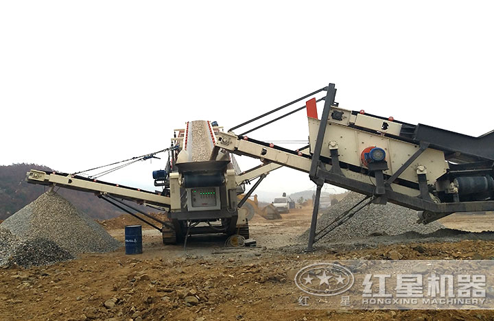 履帶移動碎石現場 履帶移動碎石現場