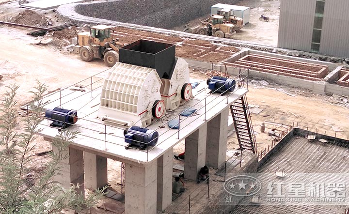 時(shí)產(chǎn)200噸的玄武巖粉碎生產(chǎn)線安裝現(xiàn)場(chǎng) 時(shí)產(chǎn)200噸的玄武巖粉碎生產(chǎn)線安裝現(xiàn)場(chǎng)