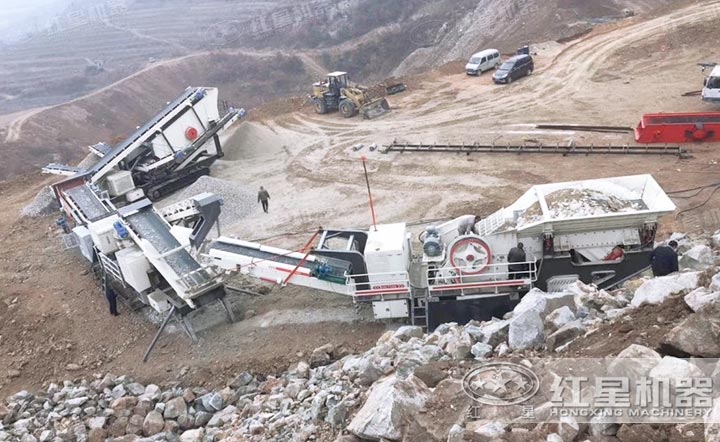 三臺(tái)設(shè)備組合而成的移動(dòng)破石機(jī)生產(chǎn)線(xiàn) 三臺(tái)設(shè)備組合而成的移動(dòng)破石機(jī)生產(chǎn)線(xiàn)