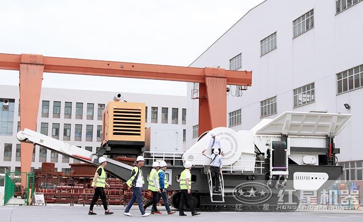 客戶來(lái)廠參觀考察移動(dòng)破碎制砂一體機(jī) 客戶來(lái)廠參觀考察移動(dòng)破碎制砂一體機(jī)