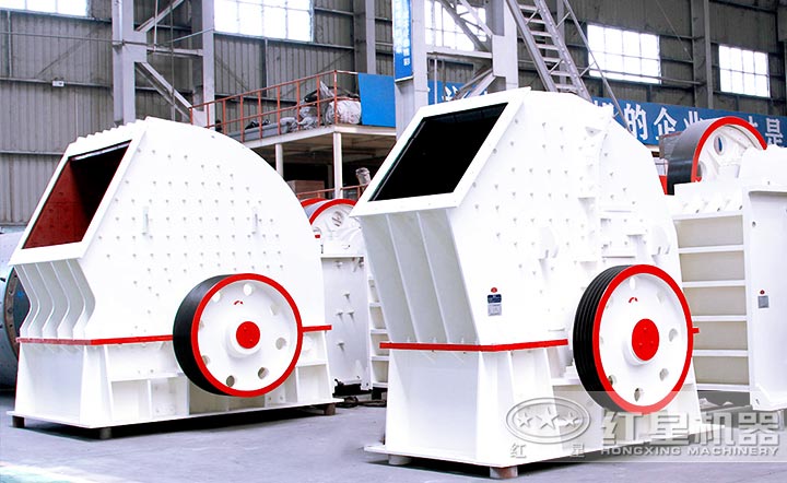 錘式破碎機(jī)內(nèi)有妣條,可直接將物料破碎到能排出的粒度 錘式破碎機(jī)內(nèi)有妣條,可直接將物料破碎到能排出的粒度