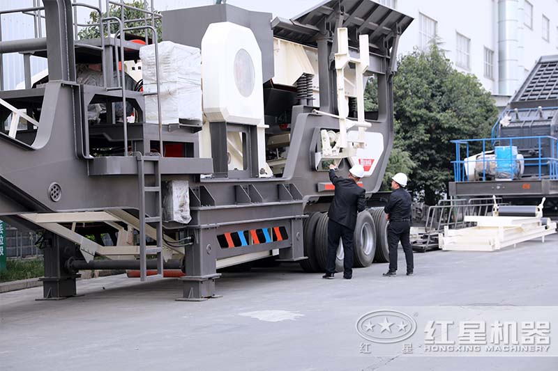 經(jīng)理為來廠客戶講解設(shè)備 經(jīng)理為來廠客戶講解設(shè)備