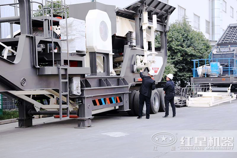 客戶參觀移動式煤矸石制砂機廠區(qū),經(jīng)理為其介紹設備 客戶參觀移動式煤矸石制砂機廠區(qū),經(jīng)理為其介紹設備