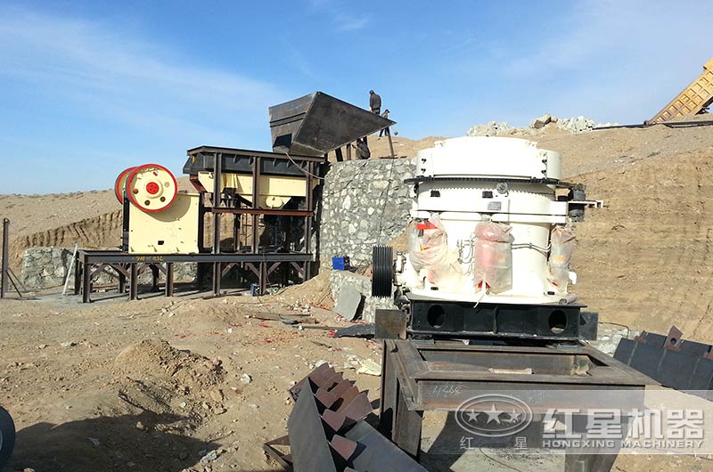 鵝卵石破碎生產(chǎn)現(xiàn)場 鵝卵石破碎生產(chǎn)現(xiàn)場