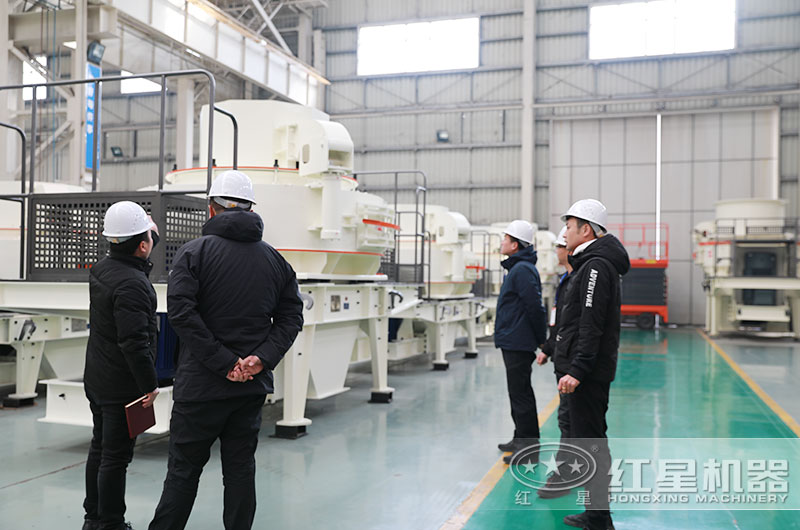客戶來廠考察制砂生產(chǎn)線設備