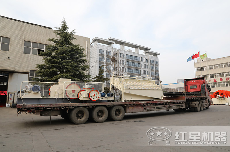 紅星對輥制砂機裝車發貨現場 紅星對輥制砂機裝車發貨現場